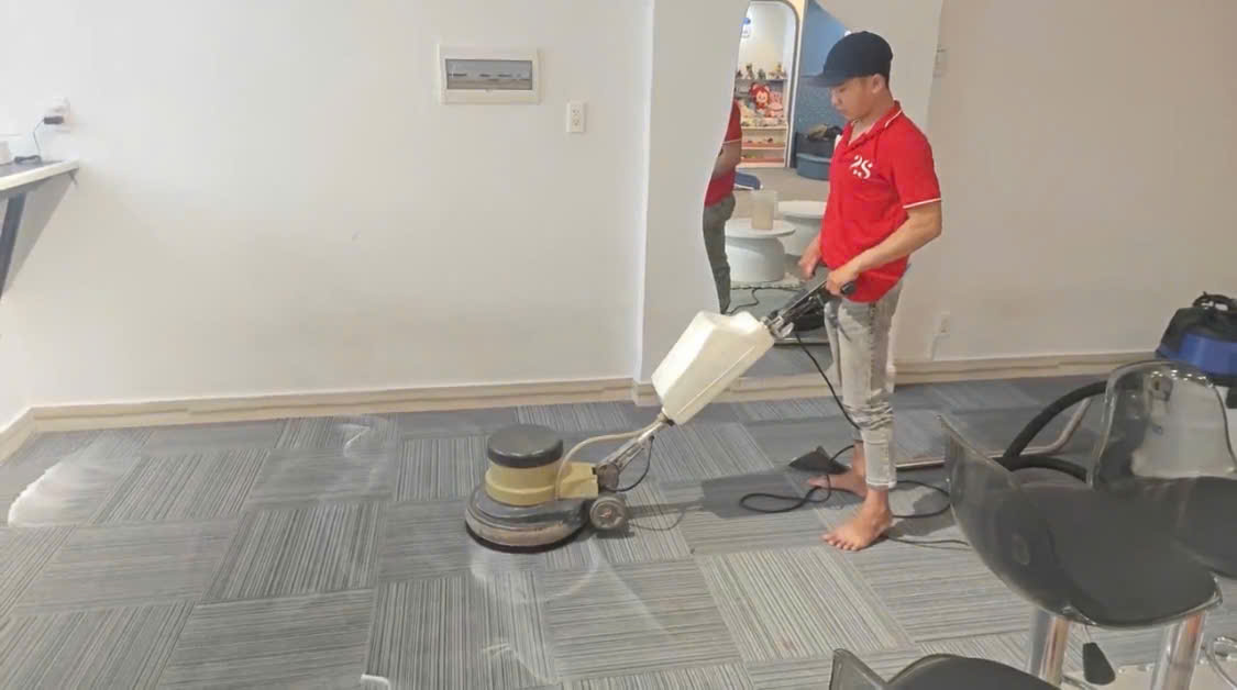 Vệ sinh và làm sạch các vị trí xung quanh khu vực giặt thảm