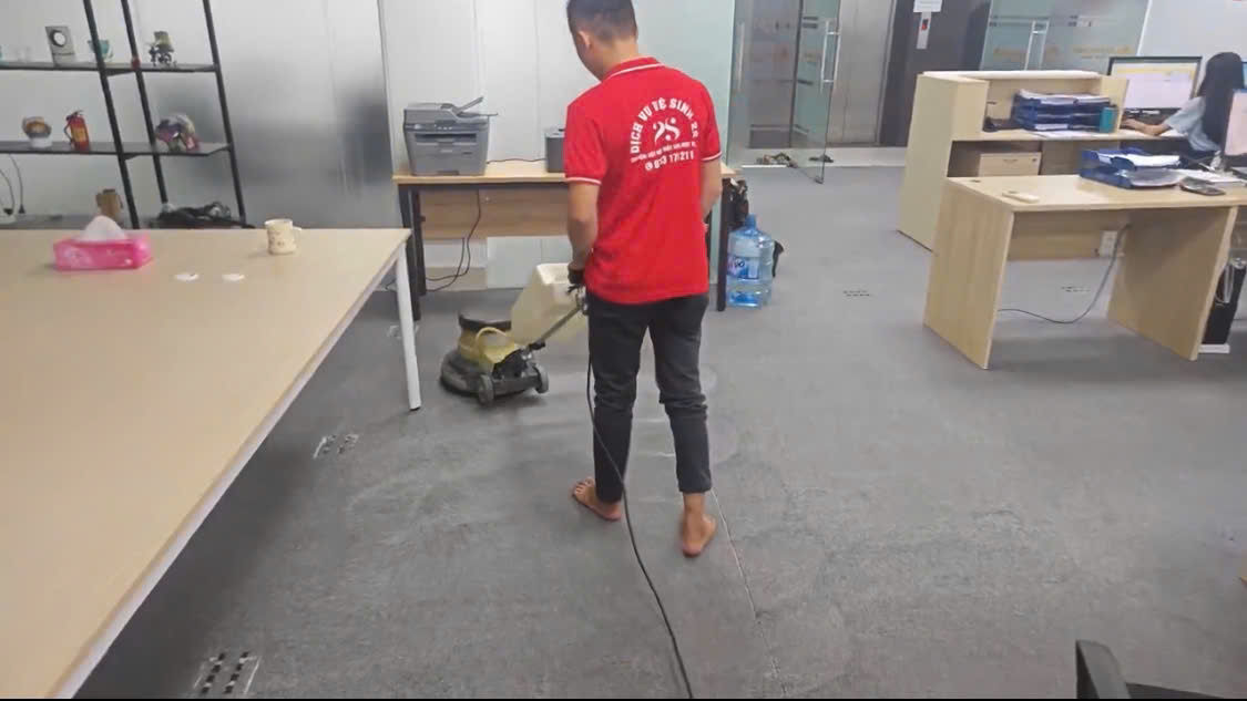 Sử dụng máy để tiến hành làm sạch thảm