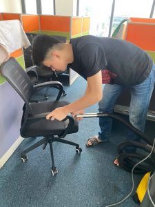 Quá trình giặt ghế văn phòng