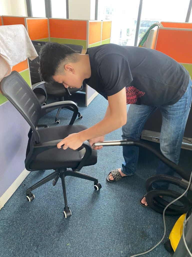 Quá trình giặt ghế văn phòng