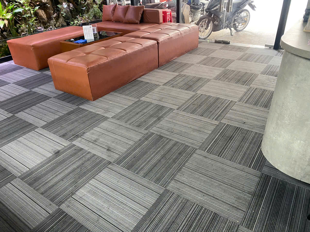 Bàn giao thảm cho khách hàng