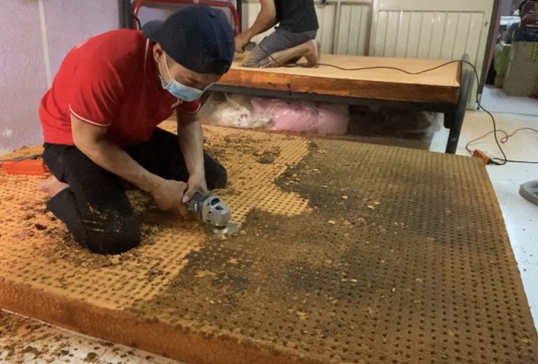 Tiến hành làm sạch thảm