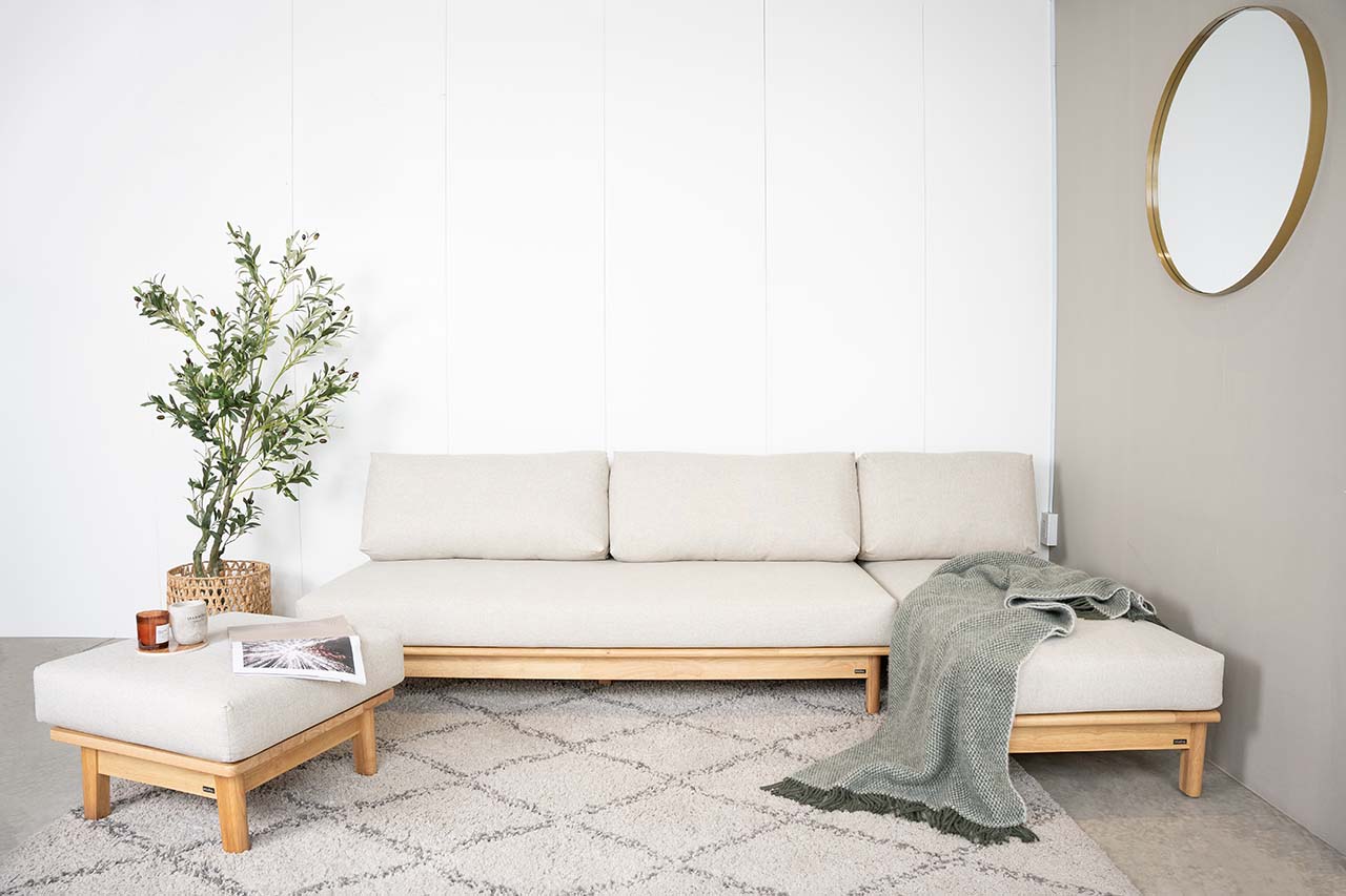 Sử dụng khăn mềm để tiến hành lau chùi bề mặt trên của ghế Sofa gỗ