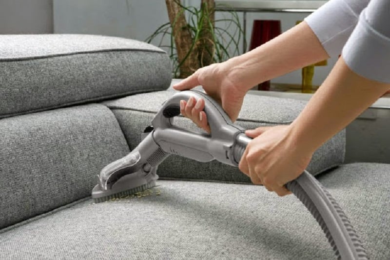Sử dụng máy hút để hút bụi bẩn bám trên lớp vải hoặc lớp da của ghế SOFA gỗ
